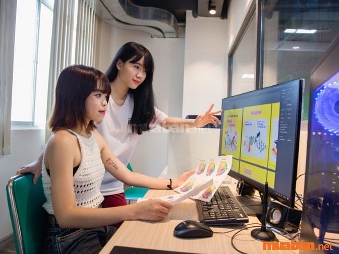 Nhân viên thiết kế đồ họa chịu trách nhiệm thiết kế các ấn phẩm đồ họa