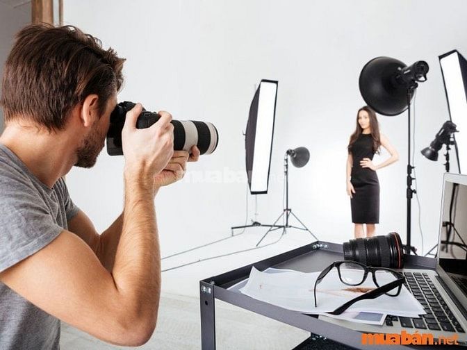 Nhân viên chụp ảnh có thể phải làm việc với các nhiếp ảnh gia, stylist