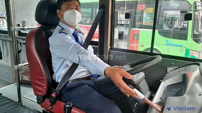 Tài xế lái xe bus