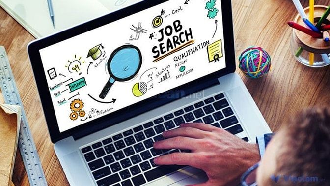 Tìm kiếm việc làm trên các trang web tuyển dụng