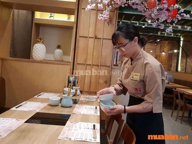 Nhân viên phục vụ nhà hàng Nhật