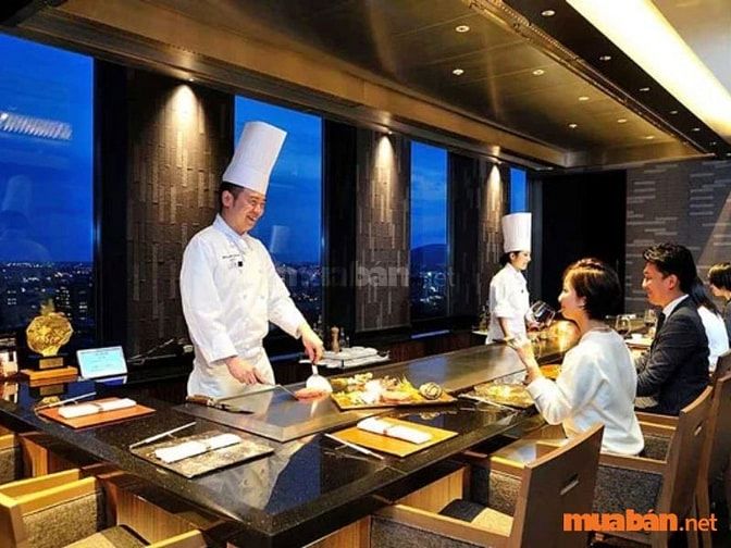 Đầu bếp Teppanyaki trình diễn nấu ăn