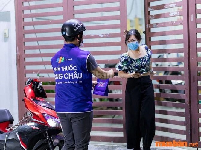Nhân viên giao thuốc là người chịu trách nhiệm vận chuyển thuốc đến các cơ sở y tế