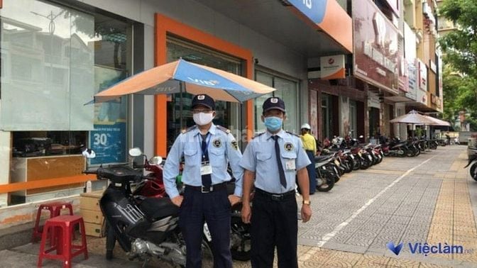 Bảo vệ giữ xe duy trì an ninh bãi đỗ xe
