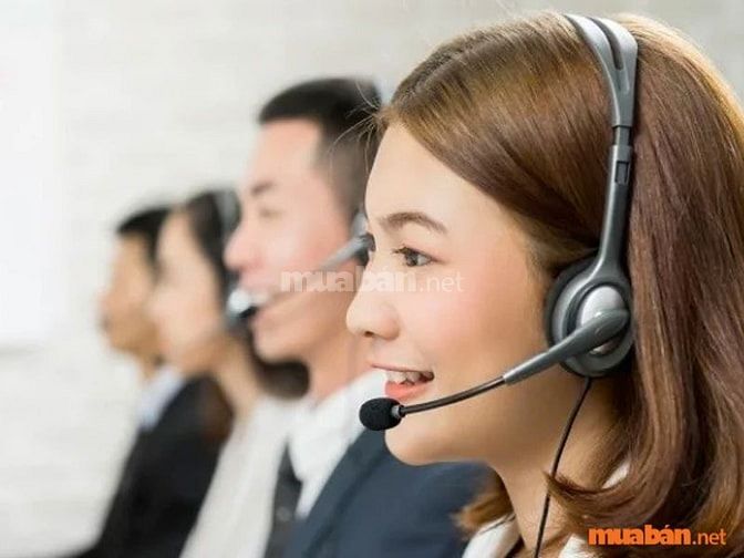 Nhân viên Telesales thực hiện việc tiếp thị và bán hàng qua điện thoại