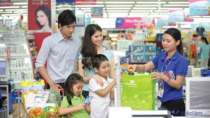 Nhân viên bán tạp hoá tại siêu thị