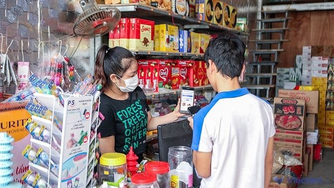 Một người phụ bán tạp hóa nên duy trì sự hòa đồng