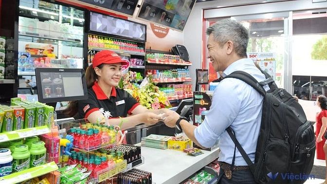 Nhân viên bán tạp hoá tại các cửa hàng tiện lợi