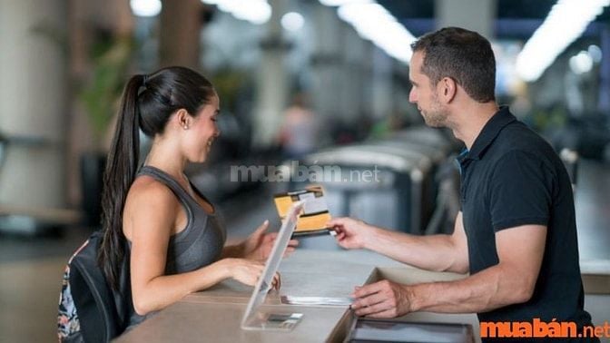 lễ tân phòng gym