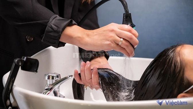 Gội đầu, sấy tóc là một phần công việc của vị trí thợ phụ