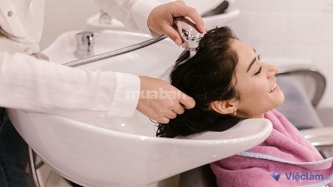 Thợ phụ tóc thường phụ trách phần việc gội đầu, sấy tóc