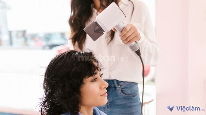Thợ phụ tóc sẽ đảm nhận công việc sấy tạo kiểu cho khách