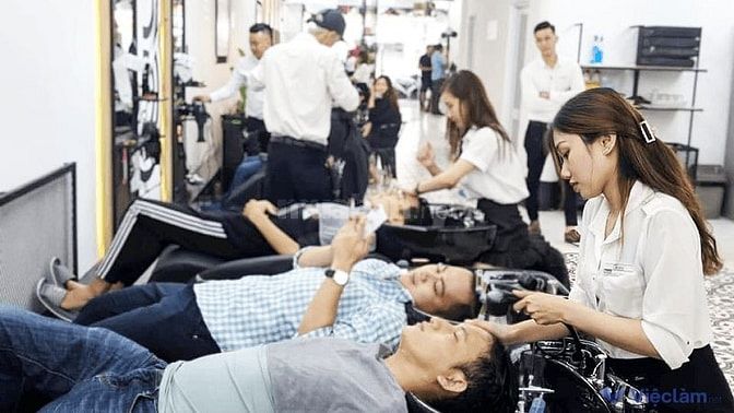  Công việc của thợ phụ tóc như gội đầu, tạo kiểu 