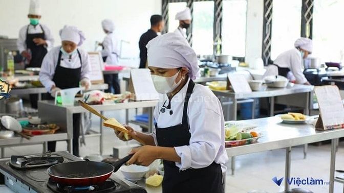 Việc làm phụ bếp thường rất thích hợp cho người trên 50 tuổi