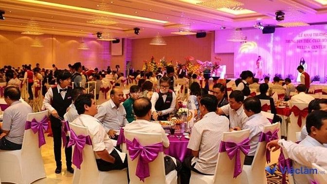  Nhân viên phục vụ nhà hàng tiệc cưới