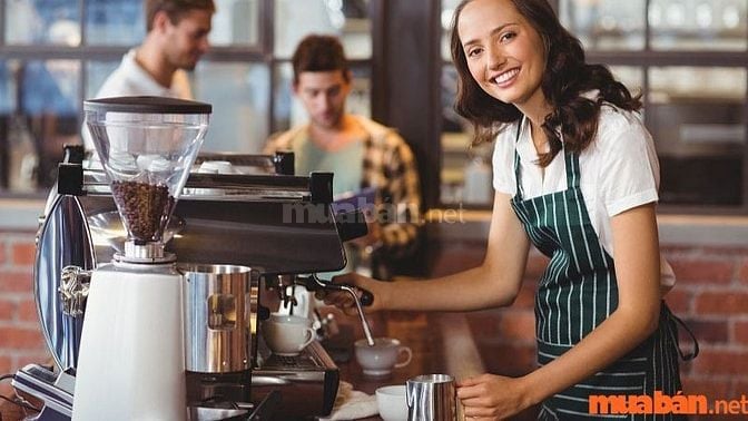 Nhân viên phục vụ cafe phục vụ đồ uống