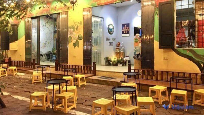 Các quán cafe vỉa hè xuất hiện ngày càng nhiều tạo điều kiện việc làm cho các bạn học sinh, sinh viên