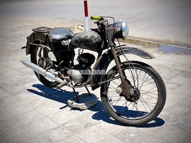 Dựng chân chống giữa của xe lên và quan sát xem có nhớt bị nhỏ giọt ra từ máy không