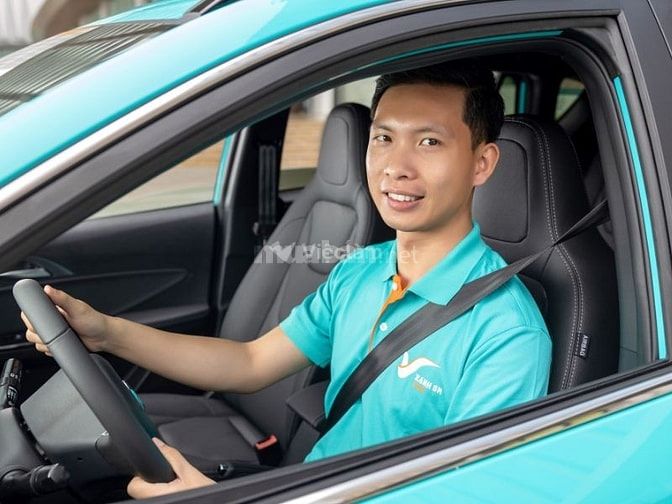 Tài xế lái xe