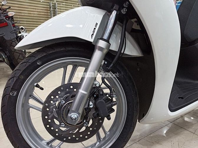Kiểm tra các phụ tùng trên xe SH150i kỹ lưỡng