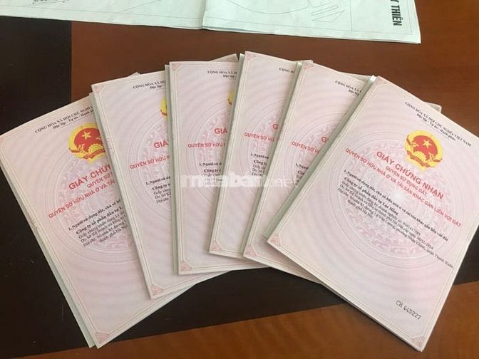Xem xét giấy tờ, pháp lý trước khi mua