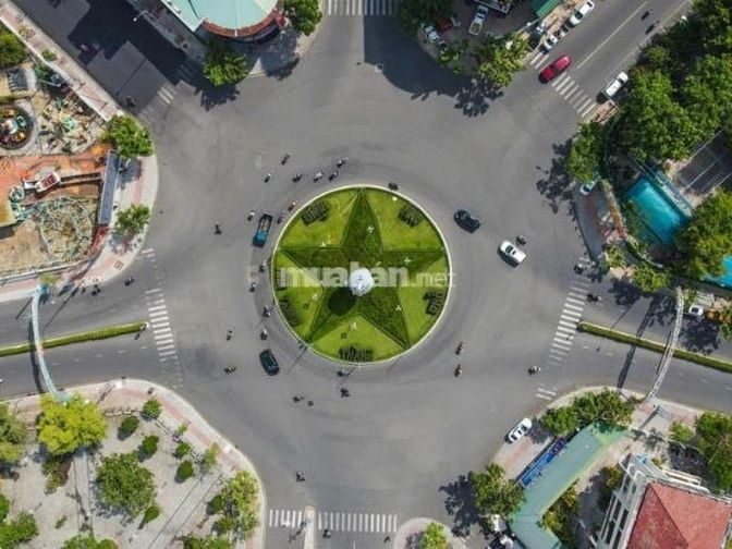 Hạ tầng giao thông không ngừng nâng cấp, giúp người dân di chuyển thuận lợi 