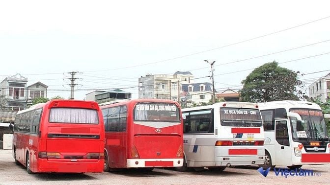 Lái xe đưa đón công nhân là một công việc phổ biến