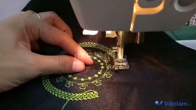 Các thợ may trang trí và thêu, in tạo ra các chi tiết phức tạp và trang trí trên sản phẩm may mặc