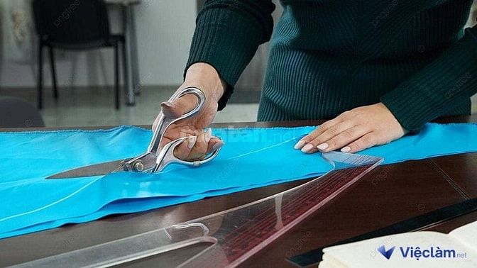 Thợ may cắt vải là vị trí công việc của thợ may Thanh Xuân - Hà Nội