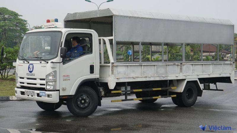 Tài xế lái xe xe tải
