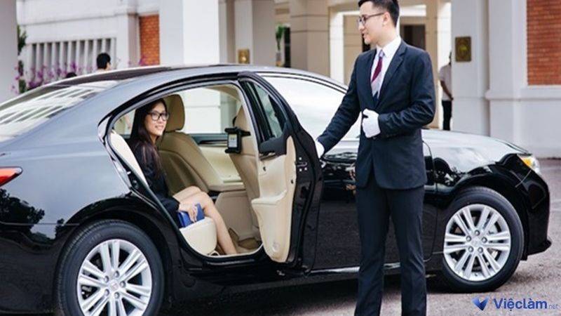 Tài xế lái xe cho sếp