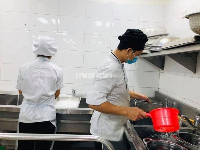 Nhân viên phụ bếp