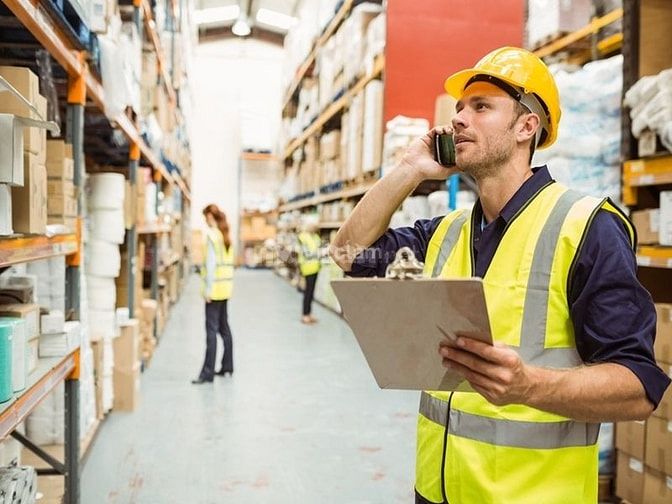 Nhân viên phụ kho thường làm việc vào các ca đêm 