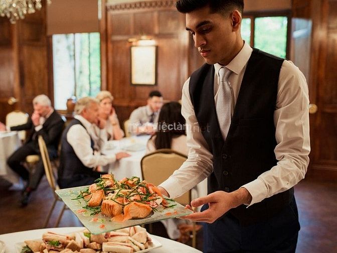 Nhân viên phục vụ thường làm trong các cơ sở F&B