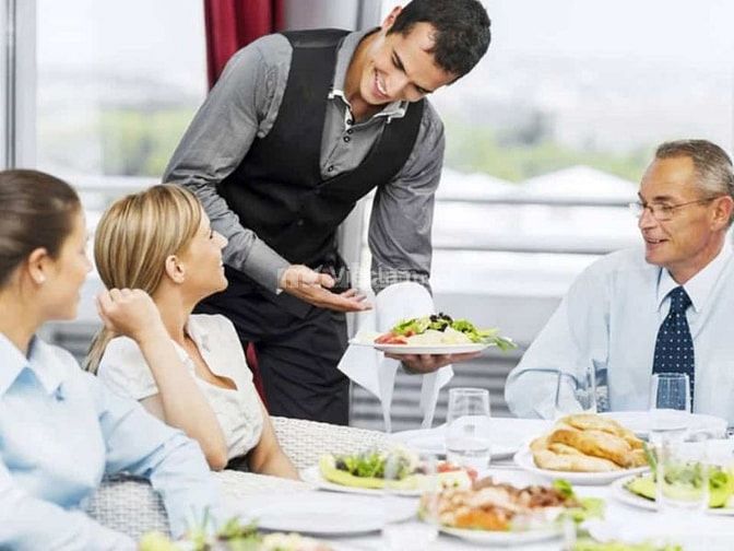 Luôn vui vẻ, thân thiện là cách để trở thành nhân viên phục vụ chuyên nghiệp 