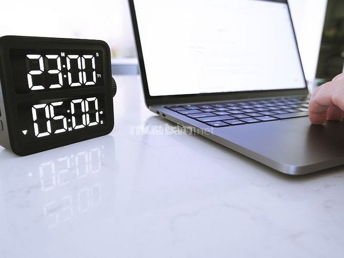 Cân đối thời gian giữa lịch học và làm việc đối với sinh viên