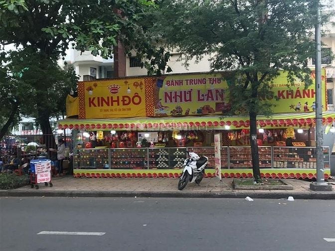 Các gian hàng bán bánh Trung thu trên đường phố