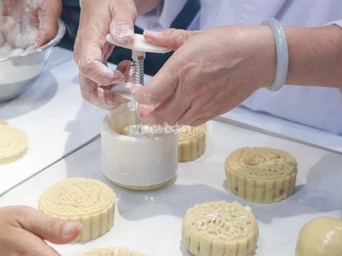 Hoạt động làm bánh mùa Trung thu