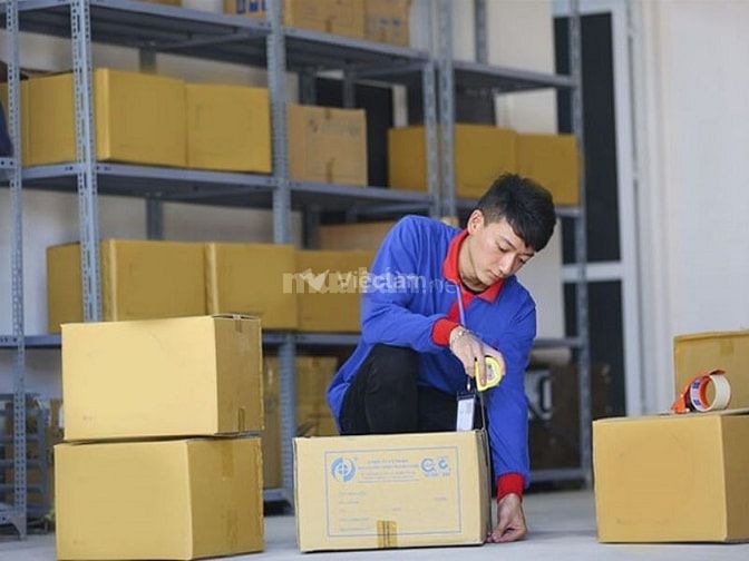 Nhân viên đóng gói hàng hóa tại Tam Kỳ
