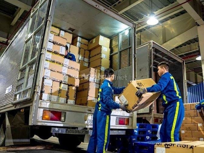 Công nhân bốc xếp hàng hóa tại Tam Kỳ, Quảng Nam dịp thời vụ tết