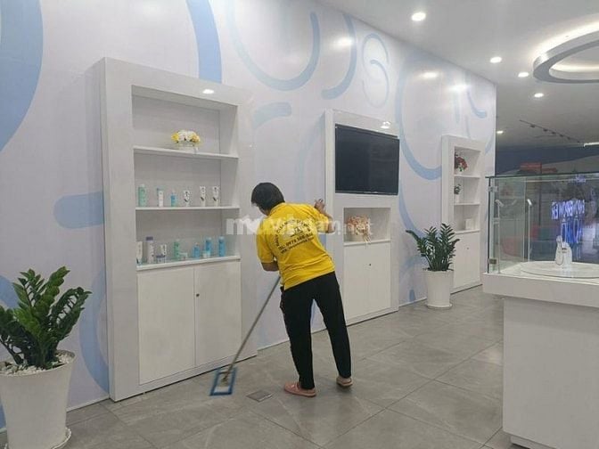 Nhân viên tạp vụ lao dọn tại các công ty 