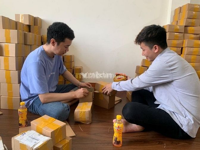 Nhân viên đóng gói hàng hóa
