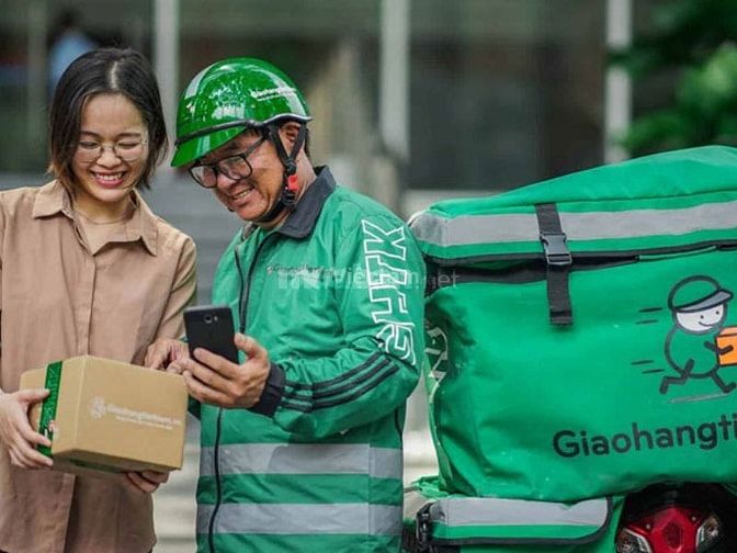 Nhân viên giao hàng với ưu điểm thời gian làm việc linh động