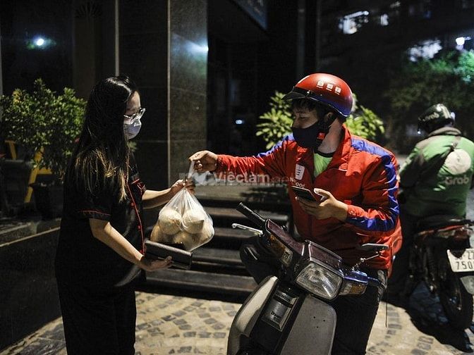 Nhân viên giao hàng ca đêm tại Hà Nội