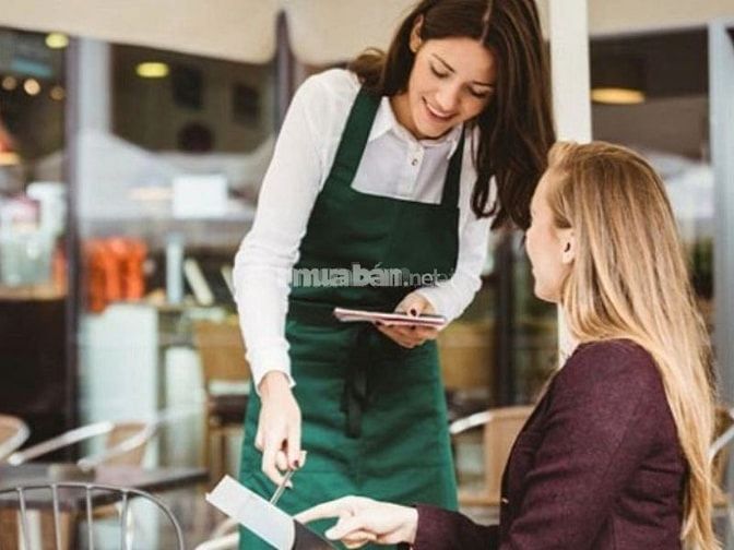Nhân viên phụ quán cafe đón khách và nhận đơn đặt món