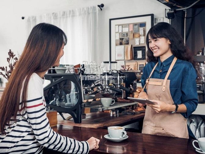 Người phụ quán cafe có khả năng giao tiếp tốt sẽ dễ thu hút khách hàng