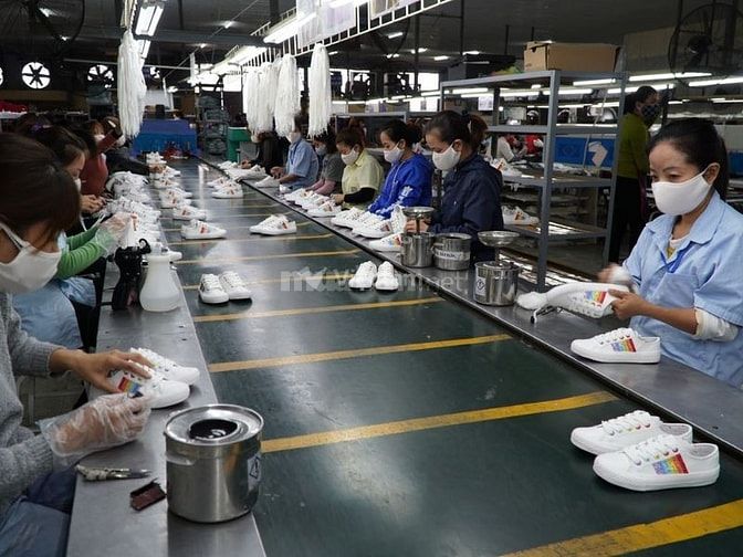 Công nhân sản xuất làm việc theo dây chuyền 
