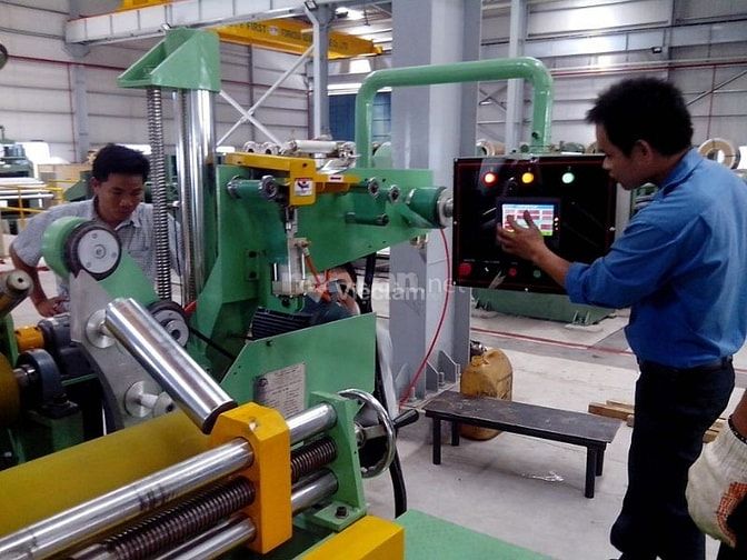 Nhân viên cơ khí làm việc với máy móc