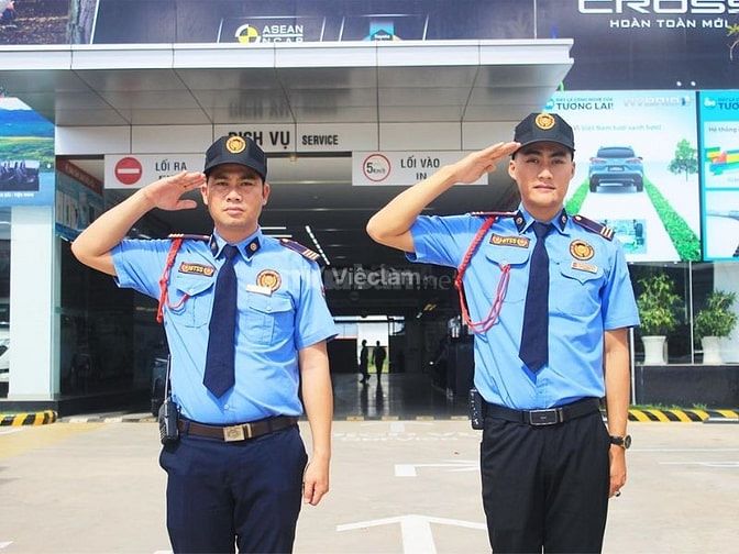 Bảo vệ làm các công việc canh gác giữ gìn trật tự