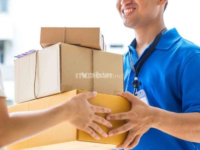 Nhân viên giao hàng di chuyển nhiều ở ngoài trời 